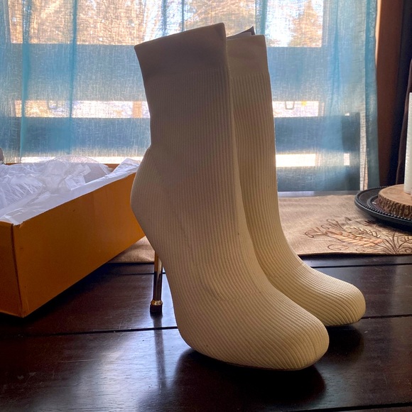 Chase & Chloe cream white sock ankle boot - Picture 1 of 8